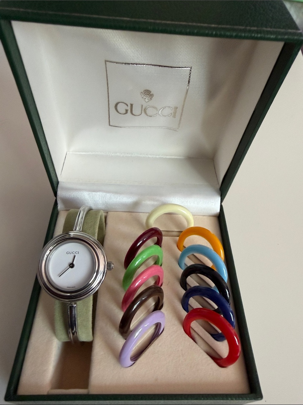 Gucci Interchangeable Color Ring Watch Set – Green Strap with Multicolor Rings